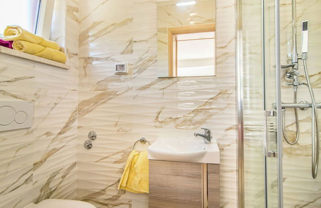 Modern Villa with Private Pool & Hot Tub near Center & Beach - Foto 8