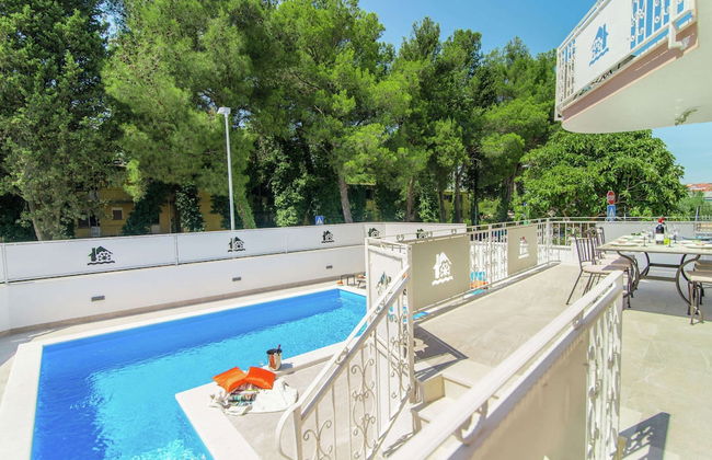 Modern Villa with Private Pool & Hot Tub near Center & Beach - Foto 11