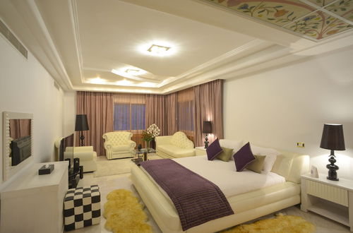 Photo 3 - The Penthouse Suites Hotel