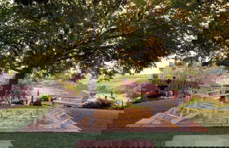 Foto 3 - Chateau Syrah by Avantstay Picturesque Estate w/ Pool, Hot Tub, Pool Table & Table Tennis New Pickleball Court + Basketball Hoop