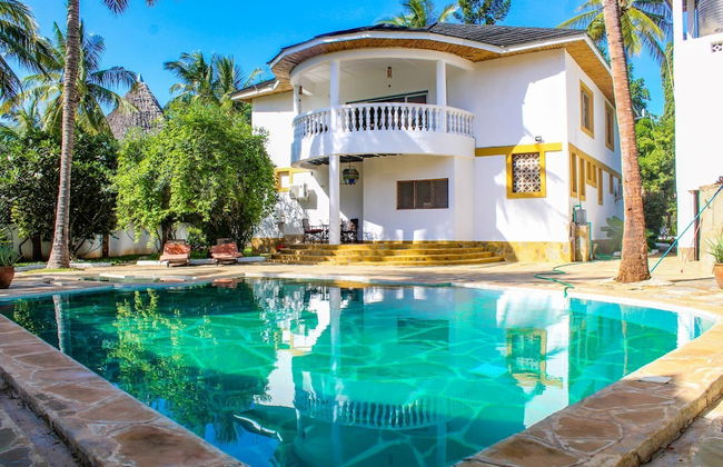 5-bedroom Villa - 3 Mins Walk To The Beach - Foto 1