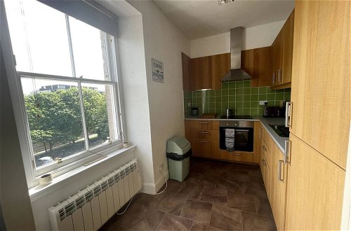 Photo 5 - Cosy 2 Bedroom Apartment in the Heart of Leith