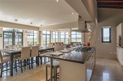 Foto 16 - Stunning Villa With Infinity Pool & Outdoor Kitchen! Across From Marriott