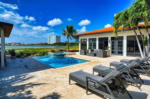 Photo 27 - Stunning Villa With Infinity Pool & Outdoor Kitchen! Across From Marriott