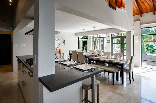 Photo 18 - Stunning Villa With Infinity Pool & Outdoor Kitchen! Across From Marriott