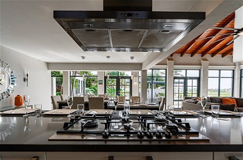 Foto 34 - Stunning Villa With Infinity Pool & Outdoor Kitchen! Across From Marriott