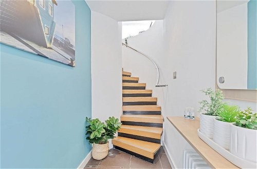 Photo 18 - Majestic Mews Apartment Super Central Sleeps 2 to 8 Guests Free Wifi