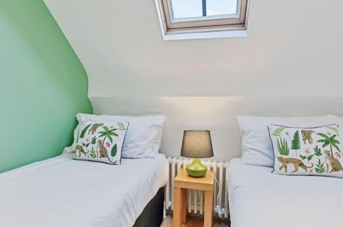 Photo 16 - Majestic Mews Apartment Super Central Sleeps 2 to 8 Guests Free Wifi