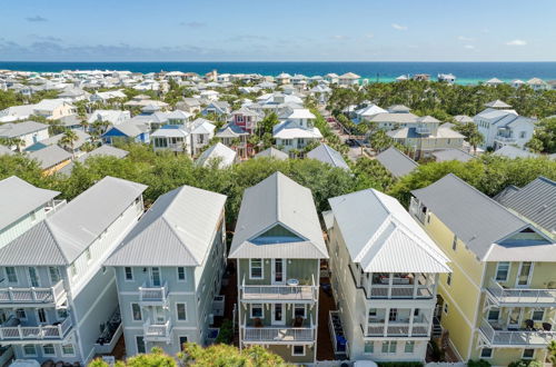 Photo 32 - Bellview by Avantstay Gorgeous Home w/ Multiple Balconies & Living Areas