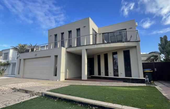 Luxury 7BRM Lakeside BigHouse Point Cook - Photo 51