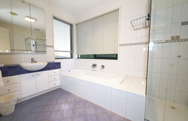 Luxury 7BRM Lakeside BigHouse Point Cook - Photo 42