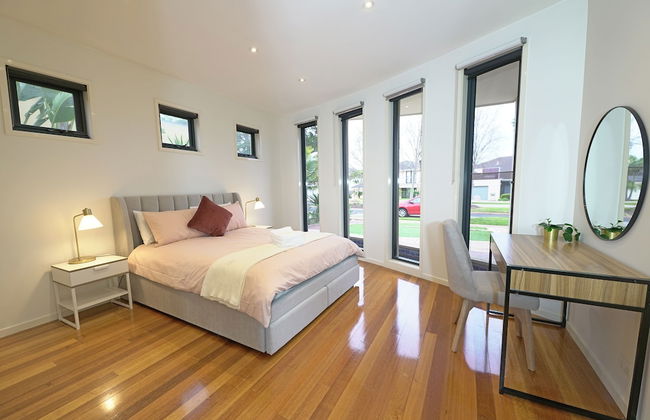 Luxury 7BRM Lakeside BigHouse Point Cook - Photo 1