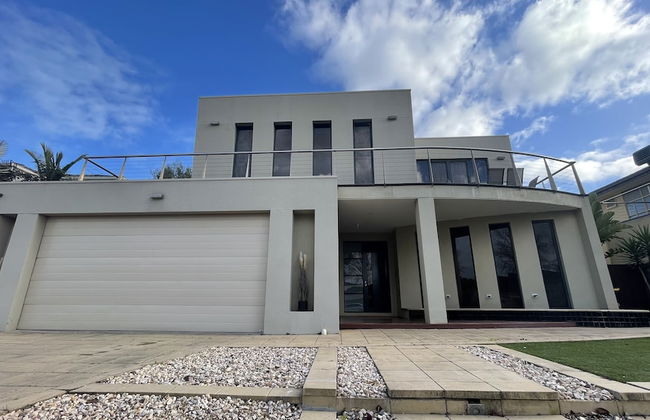 Luxury 7BRM Lakeside BigHouse Point Cook - Photo 34