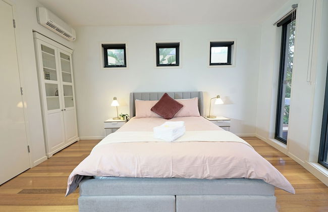 Luxury 7BRM Lakeside BigHouse Point Cook - Photo 3
