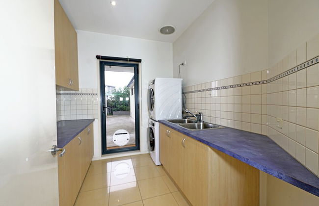 Luxury 7BRM Lakeside BigHouse Point Cook - Photo 47