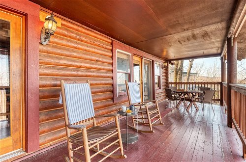 Foto 24 - Pine Needle by Avantstay Log Cabin w/ Gorgeous Views, Hot Tub, Patio & Pool Table