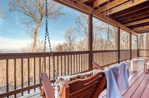 Foto 8 - Pine Needle by Avantstay Log Cabin w/ Gorgeous Views, Hot Tub, Patio & Pool Table