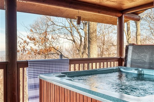 Foto 22 - Pine Needle by Avantstay Log Cabin w/ Gorgeous Views, Hot Tub, Patio & Pool Table