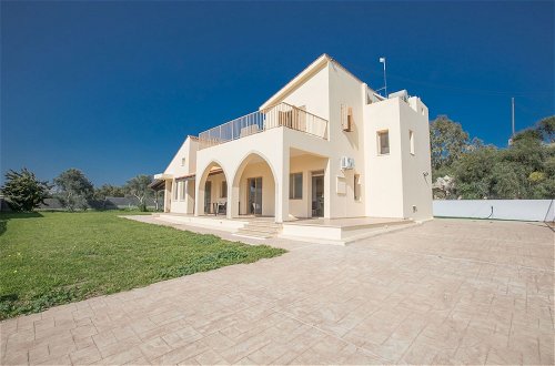 Foto 23 - 6 Bedroom Villa With Private Pool in the Area of Konnos