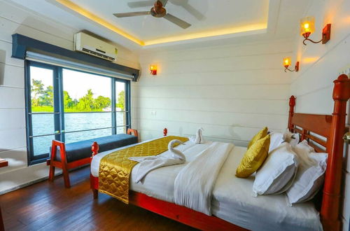 Photo 3 - Honeymoon Houseboat