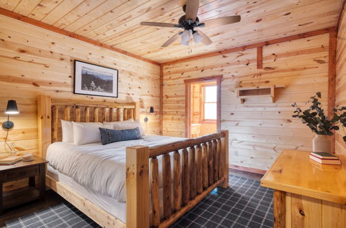 Foto 2 - Elm by Avantstay Mountain Side Cabin w/ Movie Theatre, Indoor Pool, Hot Tub & Views