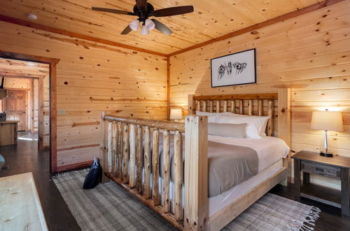 Foto 8 - Elm by Avantstay Mountain Side Cabin w/ Movie Theatre, Indoor Pool, Hot Tub & Views