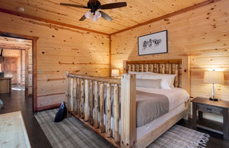 Foto 3 - Elm by Avantstay Mountain Side Cabin w/ Movie Theatre, Indoor Pool, Hot Tub & Views