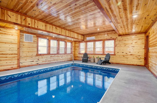 Foto 22 - Elm by Avantstay Mountain Side Cabin w/ Movie Theatre, Indoor Pool, Hot Tub & Views