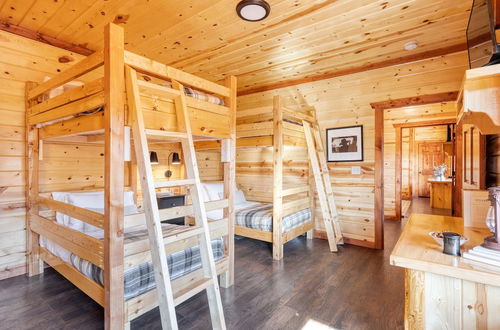 Foto 7 - Elm by Avantstay Mountain Side Cabin w/ Movie Theatre, Indoor Pool, Hot Tub & Views