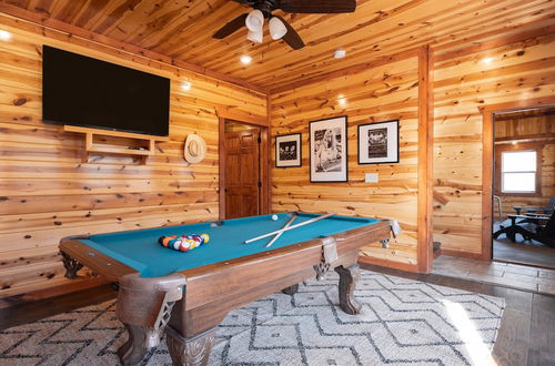 Foto 7 - Elm by Avantstay Mountain Side Cabin w/ Movie Theatre, Indoor Pool, Hot Tub & Views