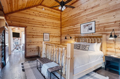 Foto 31 - Elm by Avantstay Mountain Side Cabin w/ Movie Theatre, Indoor Pool, Hot Tub & Views