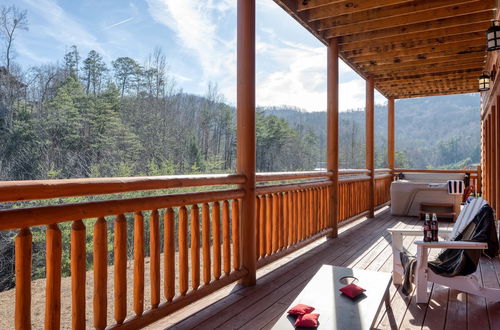 Foto 31 - Elm by Avantstay Mountain Side Cabin w/ Movie Theatre, Indoor Pool, Hot Tub & Views