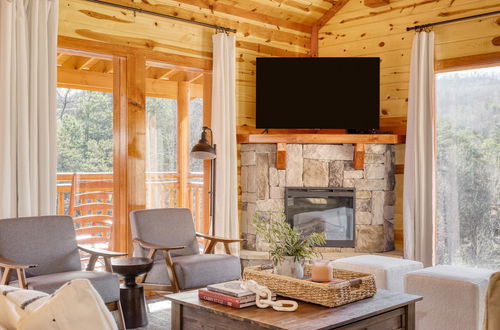 Foto 6 - Elm by Avantstay Mountain Side Cabin w/ Movie Theatre, Indoor Pool, Hot Tub & Views