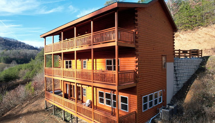 Foto 1 - Elm by Avantstay Mountain Side Cabin w/ Movie Theatre, Indoor Pool, Hot Tub & Views