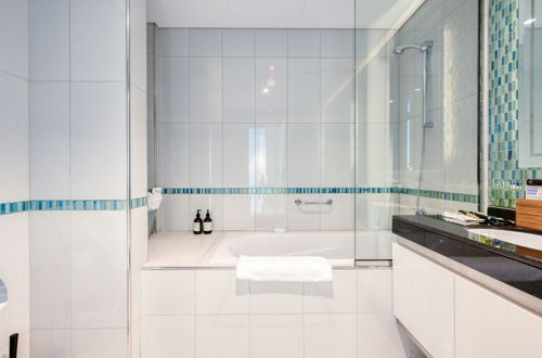 Foto 17 - Maison Privee - Aesthetic Apt w/ Stunning Vw in Luxurious Building