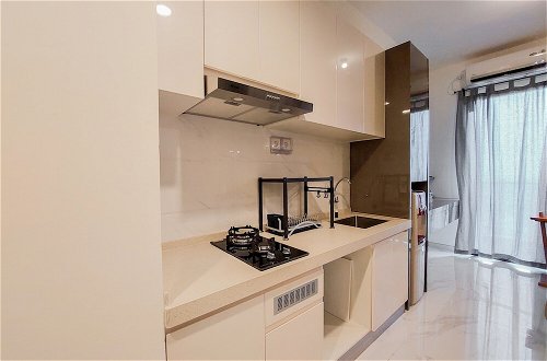 Foto 6 - Best Choice And Strategic Studio Apartment At Sky House Bsd