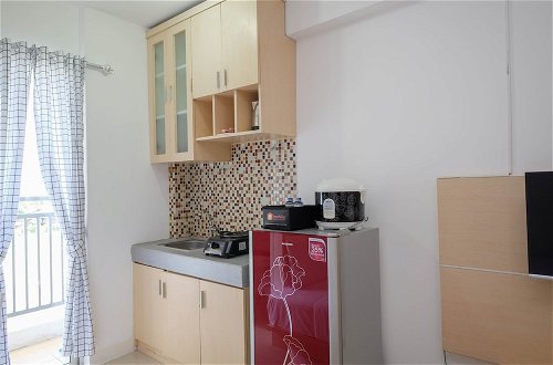 Foto 9 - Homey and Comfort Living Studio Room at Bassura City Apartment
