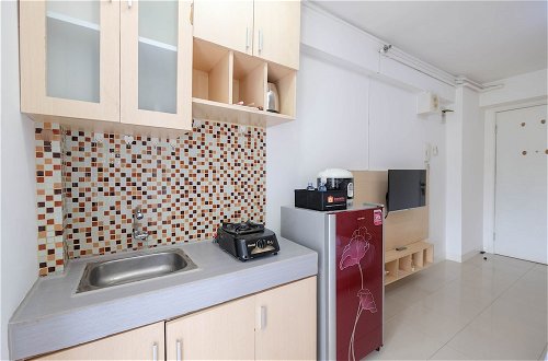 Foto 7 - Homey and Comfort Living Studio Room at Bassura City Apartment