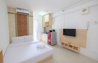 Foto 3 - Homey and Comfort Living Studio Room at Bassura City Apartment