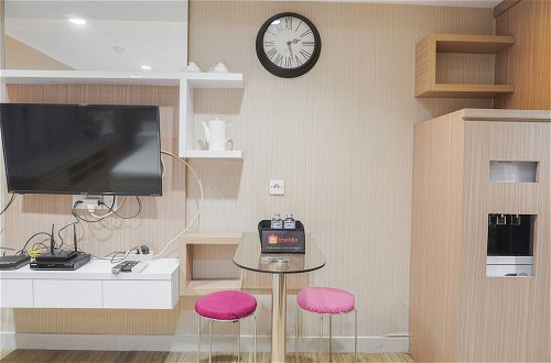 Photo 2 - Minimalist Studio Room At Tamansari The Hive Apartment