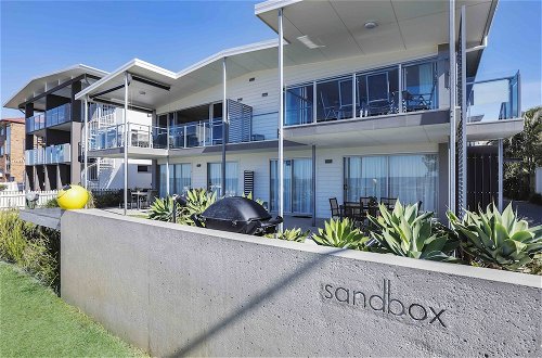 Foto 45 - Sandbox Luxury Beach Front Apartments