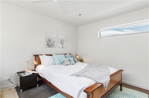 Photo 8 - The Jetty Beach Apartment by Ready Set Host