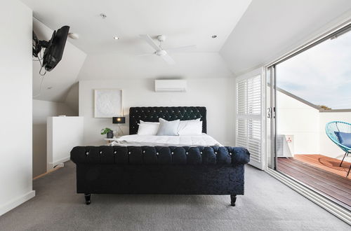 Foto 7 - The Jetty Beach Apartment by Ready Set Host