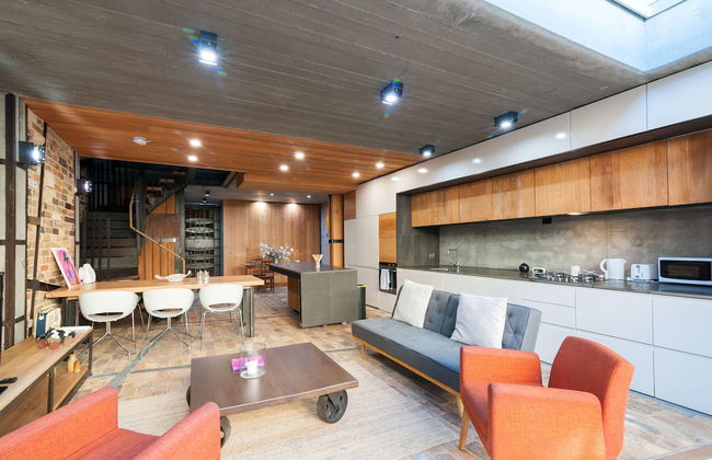 Executive Rental Style House - Photo 1