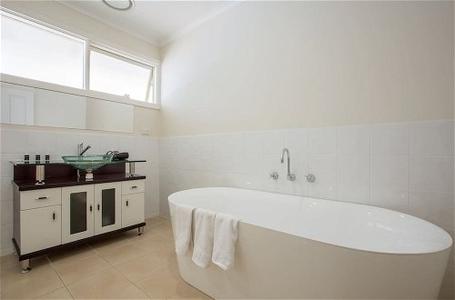 Foto 11 - Spacious Comfortable Home in Wheelers Hill+pool