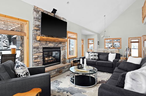 Photo 22 - MODERN 4,500 sqft Ski Chalet: 5 Br + 6 Ba | Pool Table | Pool + PRIVATE Hot Tub