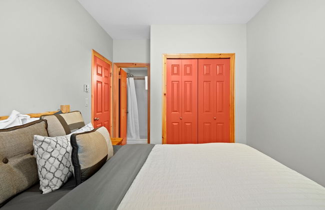 MODERN 4,500 sqft Ski Chalet: 5 Br + 6 Ba | Pool Table | Pool + PRIVATE Hot Tub - Foto 15