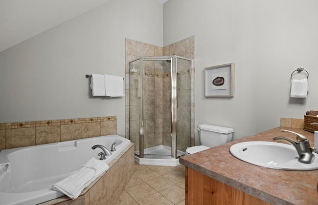 MODERN 4,500 sqft Ski Chalet: 5 Br + 6 Ba | Pool Table | Pool + PRIVATE Hot Tub - Foto 44