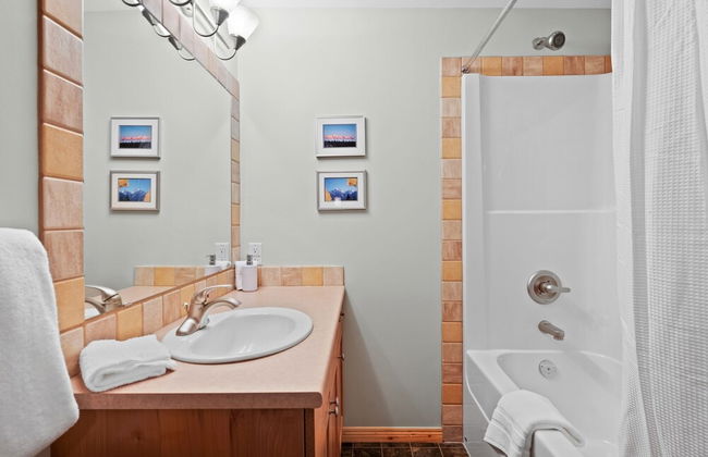 MODERN 4,500 sqft Ski Chalet: 5 Br + 6 Ba | Pool Table | Pool + PRIVATE Hot Tub - Foto 48