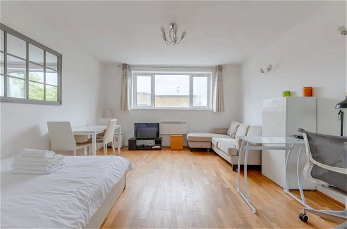 Photo 9 - Bright 1 Bedroom Apartment in Between Fulham and Chelsea